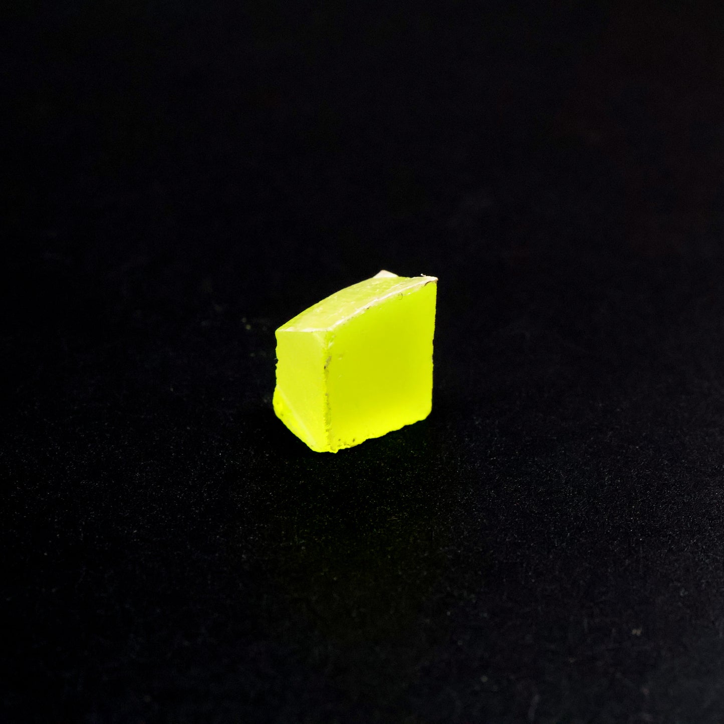 GAGG Lumogarnet Rough β Neon Yellow Fluorescent Crystal with Afterglow