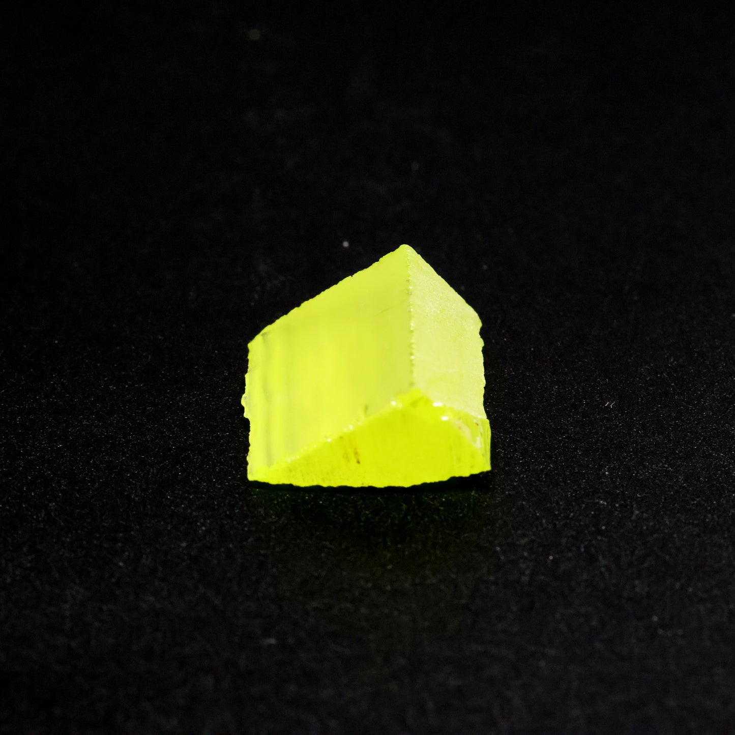 GAGG Lumogarnet Rough β Neon Yellow Fluorescent Crystal with Afterglow