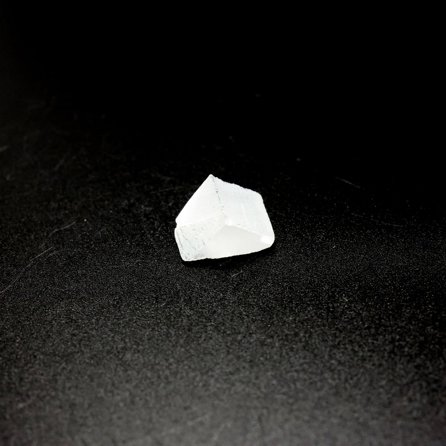 LYSO (Lutetium-Yttrium Oxyorthosilicate) Rough – High-Density Fluorescent Crystal