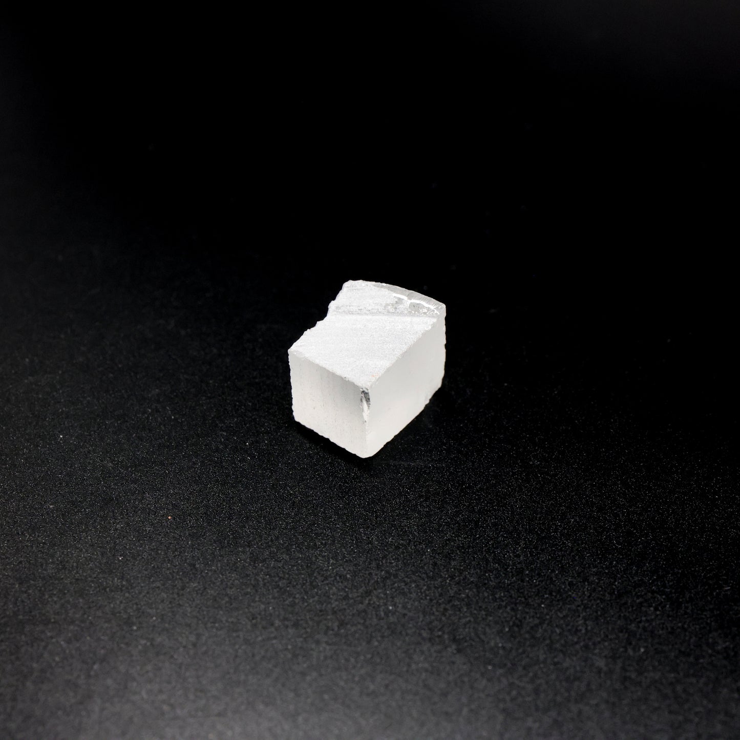 LYSO (Lutetium-Yttrium Oxyorthosilicate) Rough – High-Density Fluorescent Crystal